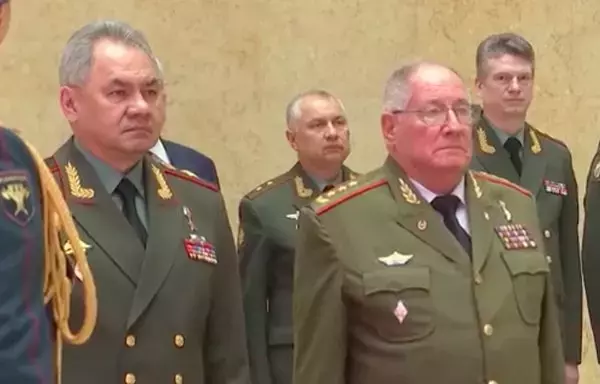 
En una captura de pantalla de las imágenes del Ministerio de Defensa de Rusia, el Ministro de Defensa Sergei Shoigu (izquierda) se reúne con el general Álvaro López Miera (derecha), comandante de las fuerzas armadas cubanas, just después de la rebelión del Grupo Wagner.        