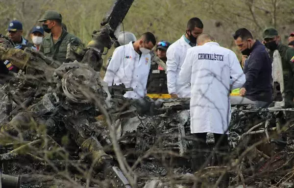 
Investigadores, miembros de protección civil y bomberos observan los restos de un helicóptero Mi-17 de fabricación rusa perteneciente a militares bolivianos que se estrelló en Barquisimeto, Venezuela, en febrero de 2022. Una serie de accidentes en Latinoamérica y falta de asistencia y mantenimiento han generado preocupación sobre las armas de fabricación rusa. [Artemio Sequera/AFP]        