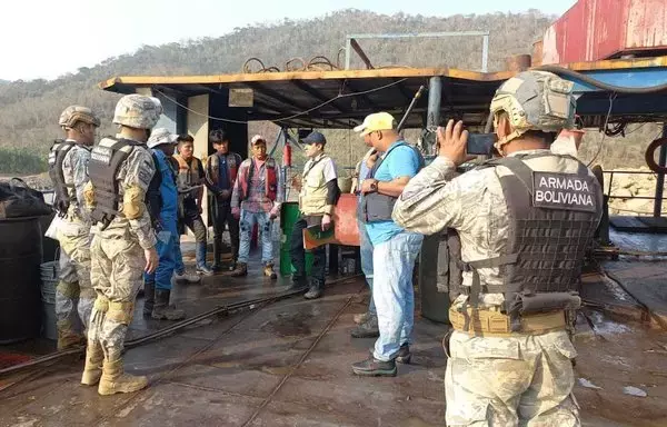 
Fuerzas conjuntas de la Armada, la Policía y la Autoridad Jurisdiccional Administrativa Minera (AJAM) de Bolivia capturaron a dos ciudadanos chinos que extraían oro ilegalmente en áreas protegidas de la selva amazónica. El operativo se llevó a cabo el pasado 23 de agosto en el río Kaká de Teoponte en el departamento de Beni. [Agencia Boliviana de Información]        