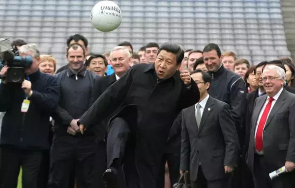 El presidente chino, Xi Jinping, patea una pelota de fútbol gaélico durante su visita a Croke Park en Dublín, Irlanda, el 19 de febrero de 2012, cuando era vicepresidente de China. [Peter Muhly/AFP]