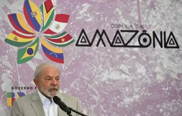 
El presidente brasileño, Luiz Inácio Lula da Silva, hace una declaración a la prensa durante la Cumbre Amazónica celebrada en Belem, estado de Pará, Brasil, el 9 de agosto. El gobierno de Lula quiere que la petrolera estatal Petrobras explore el bloque "FZA-M-59" en alta mar, cerca del estuario donde el río Amazonas, la pulsante aorta de la selva tropical, desemboca en el Atlántico. [Evaristo Sa/AFP]        