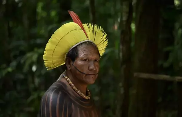 El líder indígena brasileño Tabata Kayapo camina en un campamento indígena en Belém, estado de Pará, Brasil, el 7 de agosto. Un plan brasileño para explorar un bloque mar adentro cerca del estuario donde el río Amazonas desemboca en el Atlántico ha provocado protestas de ecologistas, grupos indígenas y residentes de Marajo, la isla en el corazón del estuario del Amazonas. [Evaristo Sa/AFP]