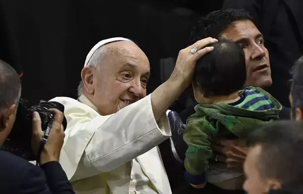 El Papa Francisco bendice a un niño en la Santa Misa en el Steppe Arena de Ulán Bator el 3 de septiembre. El Papa Francisco destacó el poder de la religión para resolver conflictos y promover la paz, en su último día completo en la capital de Mongolia, Ulán Bator. [Pedro Pardo / AFP]