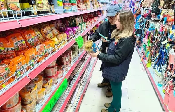 
Funcionarios de la Secretaría Regional Ministerial de Salud (Seremi) en Santiago inspeccionan alimentos importados de China en un supermercado de la capital chilena. Algunos de los productos carecen de etiquetas o tienen información nutricional sólo en chino, lo que dificulta que los consumidores sepan lo que están comprando. [Secretaría Regional Ministerial de Salud]        