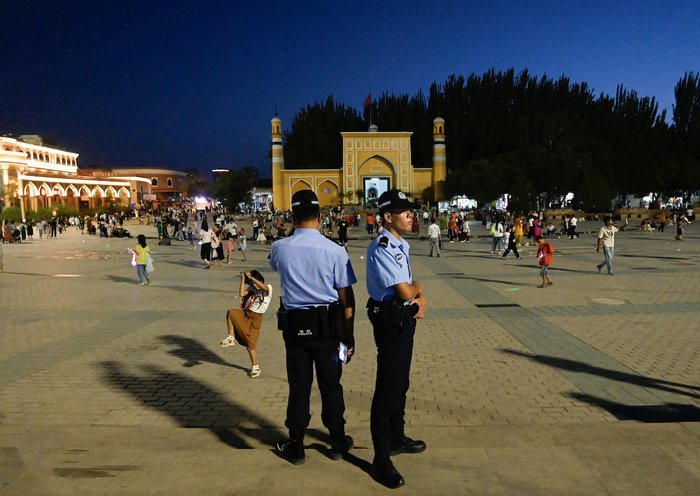 Policías hacen guardia en la plaza principal de Kasgar, región de Sinkiang, China, el 15 de julio. [Pedro Pardo/AFP]