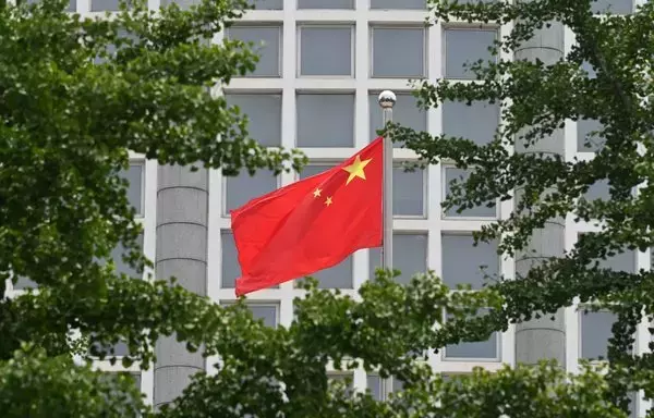 
La bandera nacional china ondea frente al Ministerio de Asuntos Exteriores en Pekín el 26 de julio de 2023. Según las agencias de inteligencia occidentales, varias operaciones de espionaje de China han quedado al descubierto. (Foto de Greg Baker / AFP)        