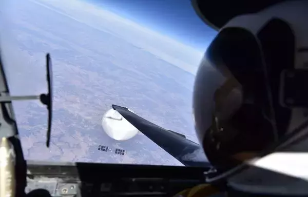 Un piloto de la Fuerza Aérea de EE.UU. observa un presunto globo de vigilancia chino mientras sobrevuela la parte central de Estados Unidos el 3 de febrero. [Departamento de Defensa de EE.UU.]