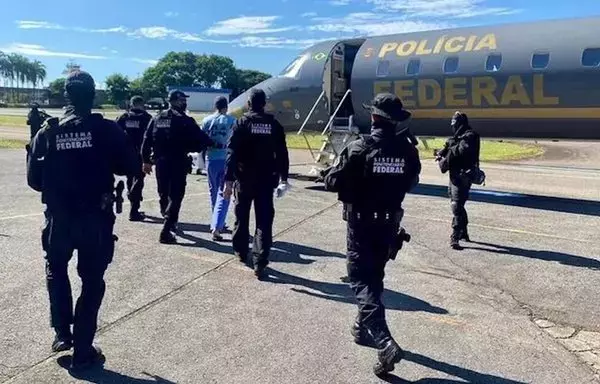 El líder de la organización criminal brasileña Primer Comando Capital (PCC), Marco Williams Herbas Camacho, más conocido como 'Marcola', es trasladado por la Policía Federal a una prisión de alta seguridad en Brasilia. [Departamento Penitenciario Nacional]