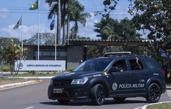 Un vehículo de la policía militar estacionado frente a la sede de la Agencia Brasileña de Inteligencia (ABIN) en Brasilia. [ABIN]