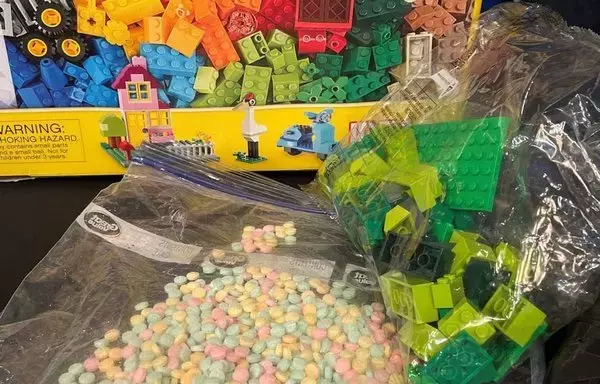 
En octubre del año pasado se confiscaron unas 15.000 pastillas de fentanilo durante una operación dirigida a una red de tráfico de fentanilo. Estas pastillas, que aparecen en varios colores, estaban destinadas a distribuirse en la ciudad de Nueva York y estaban inteligentemente ocultas dentro de una caja de LEGO para desviar el escrutinio de las autoridades. [Administración Antidrogas de EE.UU.]        