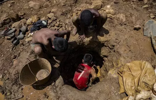 Niños mineros venezolanos trabajan excavando en una mina en busca de oro para luego venderlo en El Callao, Estado Bolívar, Venezuela. [Magda Gibelli/AFP]