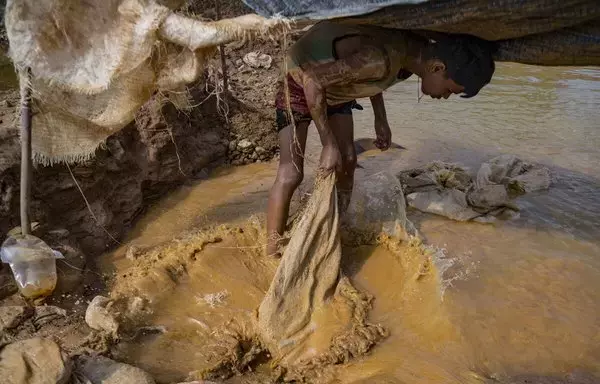 Un joven minero venezolano trabaja en una mina a cielo abierto en busca de oro para luego venderlo en El Callao, Estado Bolívar, Venezuela. [Magda Gibelli / AFP]