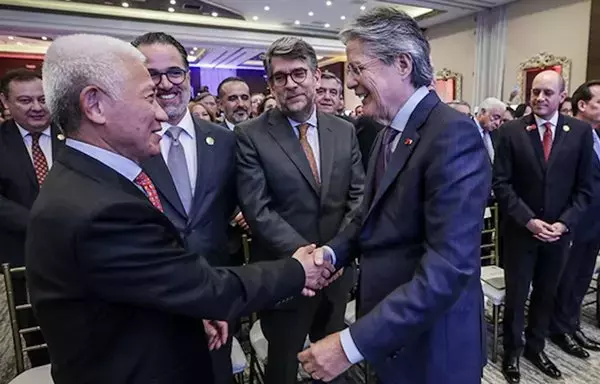 
El embajador chino en Ecuador, Chen Guoyou, y el presidente Guillermo Lasso se dan la mano en Quito el 10 de mayo después de que funcionarios chinos y ecuatorianos prácticamente firmaran el Tratado de Libre Comercio entre los dos países. [Presidencia del Ecuador]        