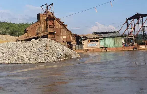 
Una draga china extrae sedimentos como parte de una operación minera de oro a lo largo de las orillas del río Kaká en la selva amazónica boliviana. [Environmental News Agency]        