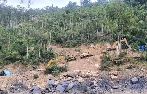 Maquinaria pesada limpia incansablemente secciones de la selva amazónica boliviana, áreas que han sido destinadas a la extracción de oro. [Environmental News Agency]