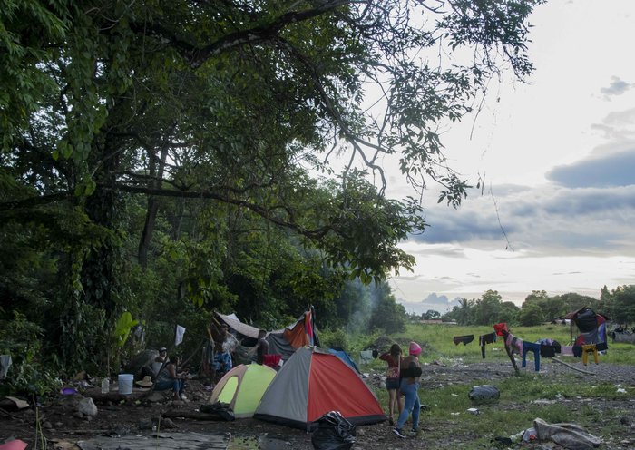 Migrantes descansan en el campamento de refugiados de Paso Canoas en Puntarenas, Costa Rica. Los que tienen dinero permanecen allí sólo unas horas, y los que no lo tienen ven su "sueño americano" convertido en una "pesadilla". [Ezequiel Becerra / AFP]