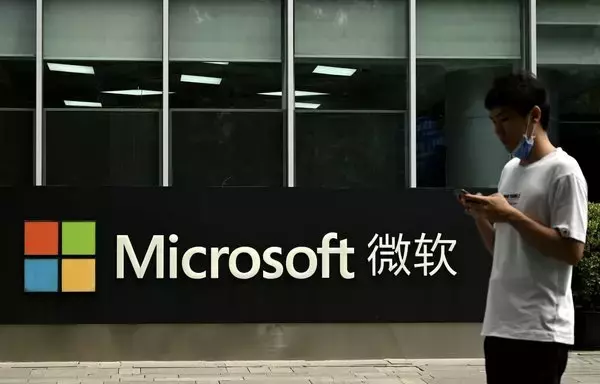 
Un hombre mira su teléfono frente a la sede local de Microsoft en Beijing. Un agente de ciberespionaje basado en China y vinculado al Ejército Popular de Liberación (EPL) está poniendo en peligro los objetivos diplomáticos en Sudamérica. [Noel Celis/AFP]        