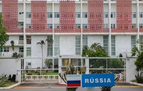 
Un ciudadano ruso que trabajaba en la embajada de su país abandonó precipitadamente Brasil tras ser convocado por la Policía Federal (PF) para ser interrogado. La PF está investigando una red de apoyo al supuesto espionaje ruso en territorio brasileño. [Agencia Brasil]        