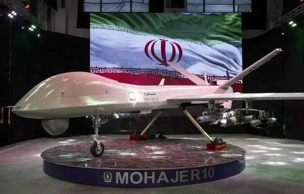 
El dron iraní Mohajer 10 se muestra en la exposición de logros de la industria de defensa iraní en Teherán. Irán presentó el 22 de agosto su último dron construido, que cuenta con capacidades de armamento mejoradas y puede volar más alto y durante más tiempo que sus predecesores, según informaron los medios estatales. [Atta Kenare/AFP]        