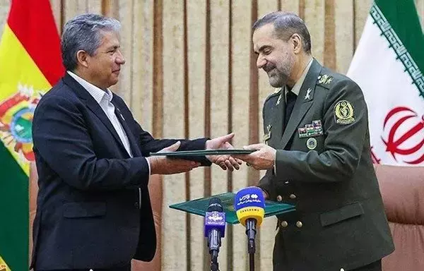 El ministro de Defensa de Bolivia, Edmundo Novillo Aguilar, y su homólogo iraní, el general Mohammad Reza Ashtiani, durante una reunión celebrada en Teherán en julio. Durante la reunión se firmó un acuerdo en el que Teherán se comprometía a proporcionar drones destinados a luchar contra el narcotráfico y otros tipos de contrabando internacional. [Agencia Boliviana de Información]