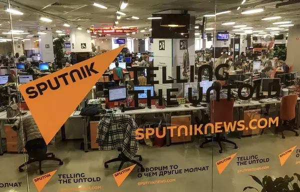 Principal sala de prensa de Sputnik News, parte del grupo periodístico estatal Russia Today, en Moscú. [Mladen Antonov/AFP]