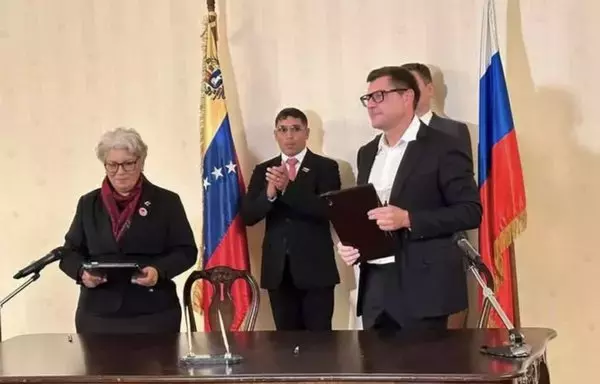 
La viceministra venezolana del Poder Popular para la Comunicación y la Información, Mardy Nilse Medina Galavis, y el jefe de redacción adjunto de Sputnik, Serguey Kochetkov, formalizan un acuerdo de intercambio de contenidos en español. [Agencia Venezolana de Noticias]        