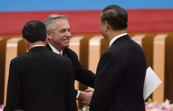 El presidente argentino Alberto Fernández estrecha la mano del presidente chino Xi Jinping durante la ceremonia de apertura del tercer Foro de Cooperación Internacional de la Franja y la Ruta en Pekín el 18 de octubre. [Pedro Pardo/AFP]