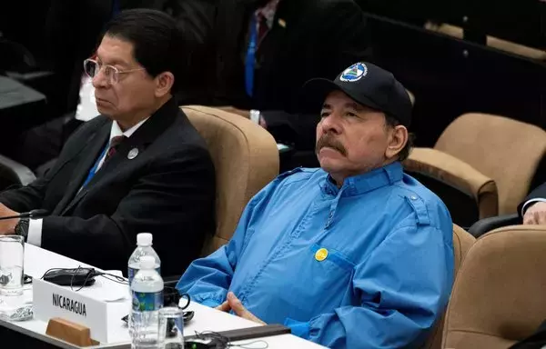 
El presidente de Nicaragua, Daniel Ortega, y su ministro de Asuntos Exteriores, Denis Moncada, asisten a una reunión en La Habana en septiembre. [Yamil Lage / AFP]        