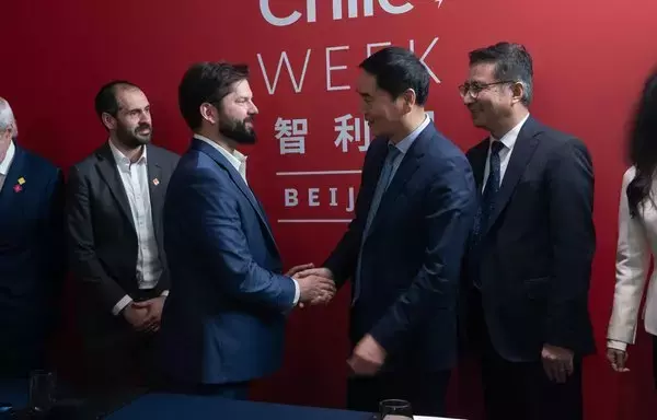 
Durante su visita a China, el Presidente chileno Gabriel Boric estrecha la mano de Xiang Guangda, propietario del conglomerado metalúrgico Tsingshan Holding Group. [Ministerio de Asuntos Exteriores de Chile]        