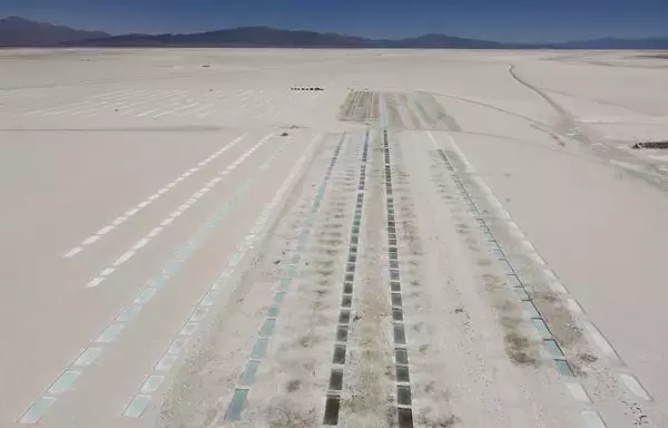 Vista aérea de las lagunas de evaporación para la extracción de sal en el salar de Salinas Grandes, en Jujuy, Argentina. [Martín Silva/AFP]