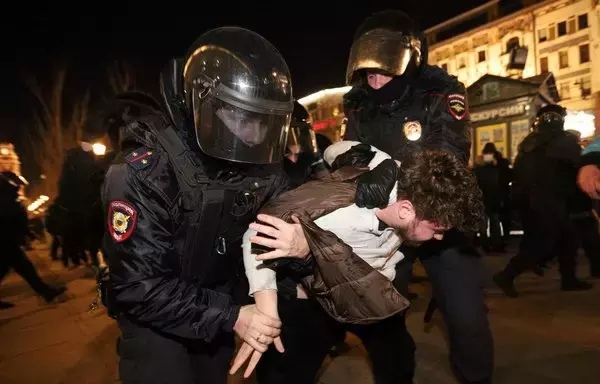 
Oficiales de policía detienen a un manifestante durante una protesta contra la invasión rusa de Ucrania en San Petersburgo, Rusia, el 27 de febrero de 2022. [Serguey Mijailichenko/AFP].        