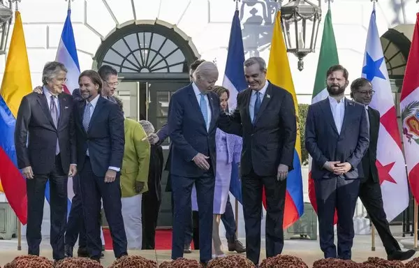 
El presidente estadounidense Joe Biden habla con el presidente de la República Dominicana Luis Abinader mientras el presidente uruguayo Luis Lacalle Pou abraza al presidente ecuatoriano Guillermo Lasso y se dirigen a hacerse una foto en la Casa Blanca en Washington durante la inauguración de la Cumbre de Líderes de la Alianza de las Américas para la Prosperidad Económica. [Jim Watson / AFP]        