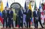 
El presidente estadounidense Joe Biden habla con el presidente de la República Dominicana Luis Abinader mientras el presidente uruguayo Luis Lacalle Pou abraza al presidente ecuatoriano Guillermo Lasso y se dirigen a hacerse una foto en la Casa Blanca en Washington durante la inauguración de la Cumbre de Líderes de la Alianza de las Américas para la Prosperidad Económica. [Jim Watson / AFP]        