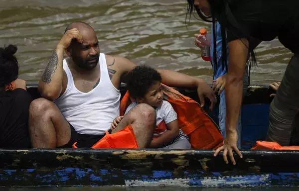 
Fotografía de migrantes recién llegados a la Estación de Recepción de Migrantes en Lajas Blancas, provincia de Darién, Panamá. [Roberto Cisneros/AFP]        