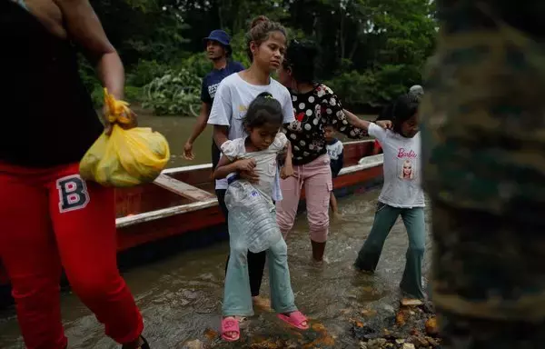 Fotografía de migrantes recién llegados a la Estación de Recepción de Migrantes en Lajas Blancas, provincia de Darién, Panamá. [Roberto Cisneros/AFP]