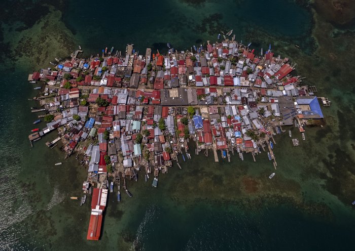 Vista aérea de Carti Sugtupu, una pequeña isla del archipiélago caribeño de Panamá, donde una comunidad se enfrenta al desplazamiento causado por la subida del nivel del mar, un recordatorio del innegable impacto del cambio climático. [Luis Acosta / AFP]