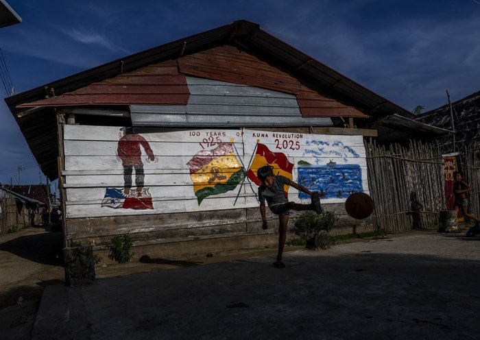 Un niño indígena Guna juega al fútbol en la isla de Carti Sugtupu. [Luis Acosta / AFP]