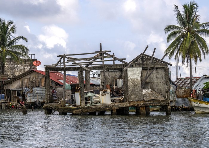 Una casa destruida por el mar en la isla de Carti Sugtupu. [Luis Acosta / AFP]