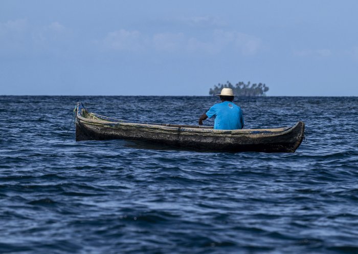 Un indígena Guna pesca en la isla de Carti Sugtupu. [Luis Acosta / AFP]