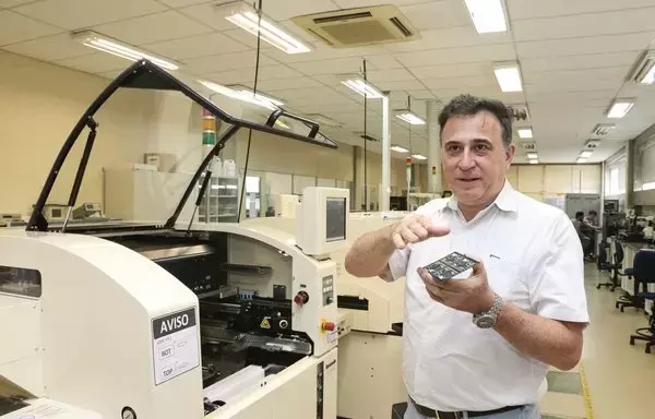 Un ingeniero muestra los proyectos que se están llevando a cabo en el Laboratorio de Tecnologías Interactivas de la Universidad de Sao Paulo. Estados Unidos quiere asociarse con Brasil en la industria de los semiconductores. [Universidad de Sao Paulo]