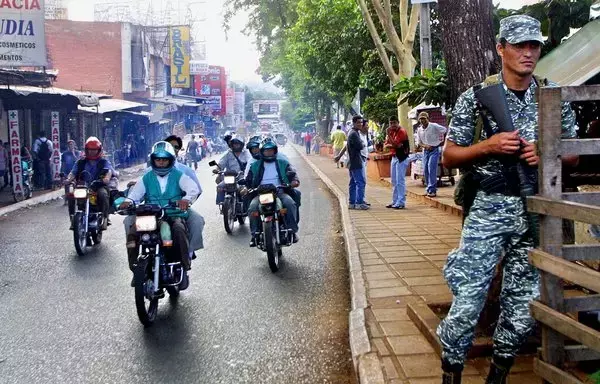 Un soldado paraguayo patrulla una calle de Ciudad del Este. [Norberto Duarte/AFP]