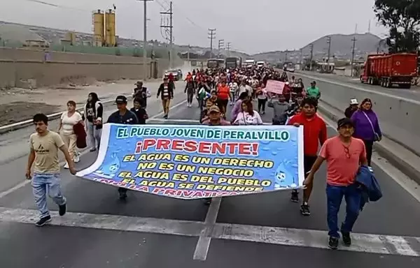 
Los residentes protestan por la supuesta monopolización del suministro de agua de Chancay y de los pueblos vecinos por parte de Cosco Shipping Ports, propiedad china. [Judith Apolinar]        