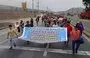 
Los residentes protestan por la supuesta monopolización del suministro de agua de Chancay y de los pueblos vecinos por parte de Cosco Shipping Ports, propiedad china. [Judith Apolinar]        