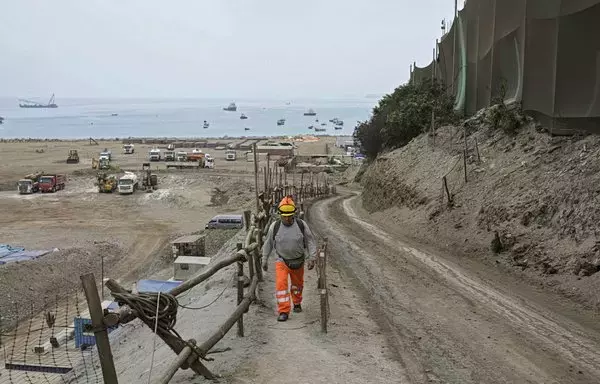 Vista de las obras de construcción donde la empresa china Cosco Shipping Ports construye un puerto en Chancay, a unos 80 kilómetros al norte de Lima, el 22 de agosto. ​[Ernesto Benavides/AFP]