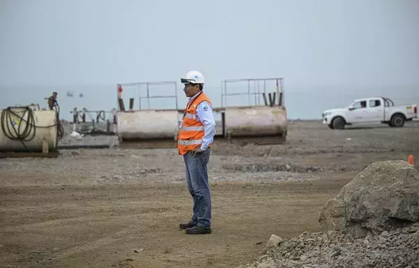 Un trabajador en el sitio de construcción de la empresa china Cosco Shipping Ports, en el puerto Chancay, a unos 80 kilómetros al norte de Lima, el 22 de agosto. [Ernesto Benavides/AFP]