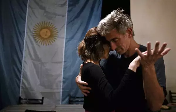 
Una pareja baila tango en la milonga Cañón en el club de tango La Tierra Invisible en Buenos Aires, Argentina. En Buenos Aires cada noche hay aproximadamente 30 milongas. [Luis Robayo/AFP]        