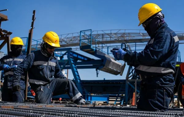 
Trabajadores participan en las operaciones de traslado de red y adaptación de terreno mientras construyen la primera línea del metro de Bogotá. [Metro de Bogotá]        