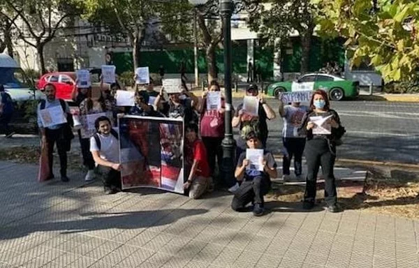 Manifestantes de Guardianes Felinos Sin Fronteras se manifiestan contra el abuso de gatos en China frente a la embajada de China en Santiago, Chile, el 5 de abril. [Guardianes Felinos Sin Fronteras en Chile]