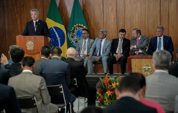 El embajador chino, Zhu Qingqiao, pronuncia un discurso en Brasilia durante la inauguración de los contratos de transmisión de energía el 3 de abril. [Agência Brasil]