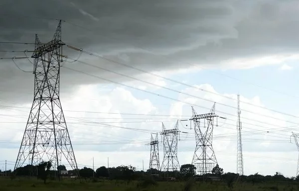 
Una red de líneas de transmisión de energía se extiende por el paisaje de Brasil. [Agência Brasil]        